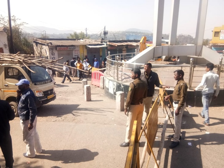सुबह में, यह दरार 10 से 15 सेमी तक बढ़ गई और घारी चौक से कालीबाड़ी मंदिर तक लगभग 60 से 70 मीटर के क्षेत्र में फैल गई।