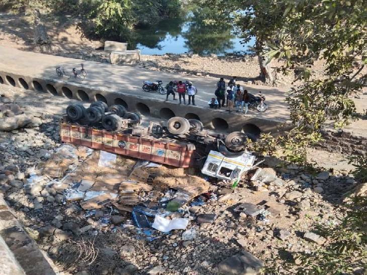 Two drivers died of a truck overturning on the erosion-Majhauli road 24 hours earlier.