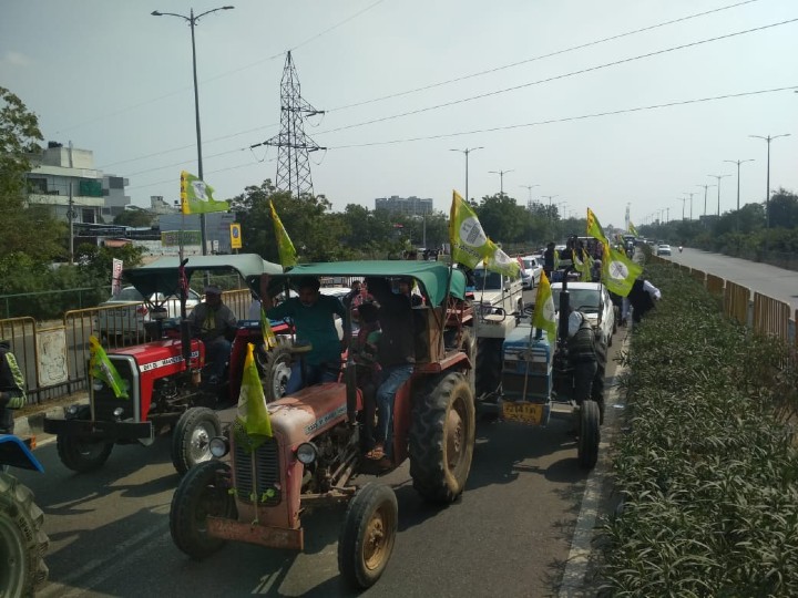 गोपालपुरा बाइपास से अजमेर रोड 200 फीट की ओर से जाने वाले मार्ग पर BRTS कॉरिडोर से गुजरता आंदोलनकारियों का काफिला।