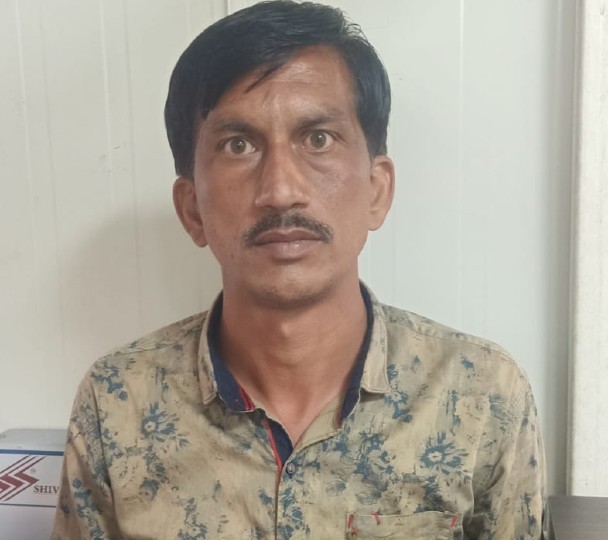 पकड़ा गया दलाल नवीन जैन।