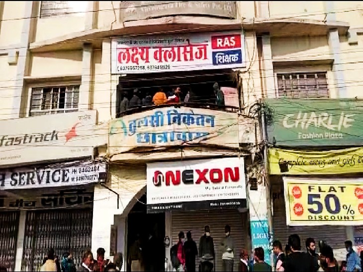 Tulsi Niketan Complex emptying corporation team.