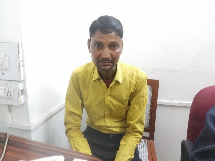 आरोपी सूचना सहायक एकांत ने बलराम को रिश्वत की राशि लेकर थेगड़ाअक्षरधाम कॉलोनी के पास बुलाया