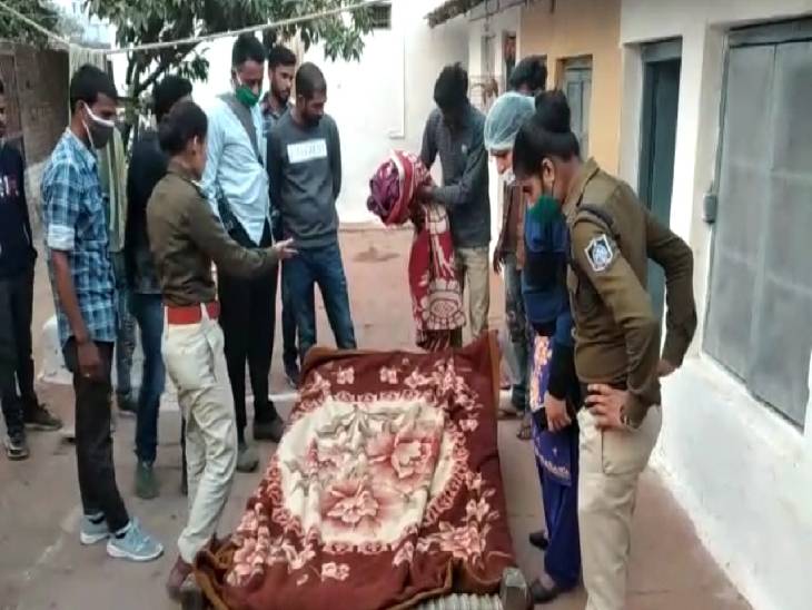 पुलिस ने चादर आदि जब्त कर लिए। इसी में उसे छिपा कर रखा गया था।