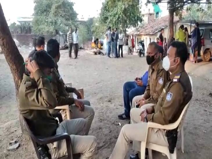 तनाव को देखते हुए मौके पर पुलिस बल तैनात कर दिया गया है।
