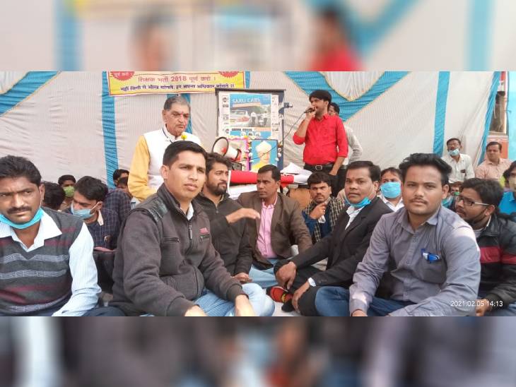 तीन मढ़िया पर भर्ती प्रक्रिया को पूरी करने की मांग को लेकर धरना देते चयनित आवेदक।