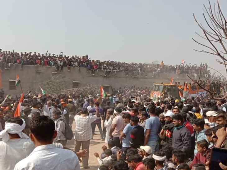 Today people appeared everywhere in Khejdla.