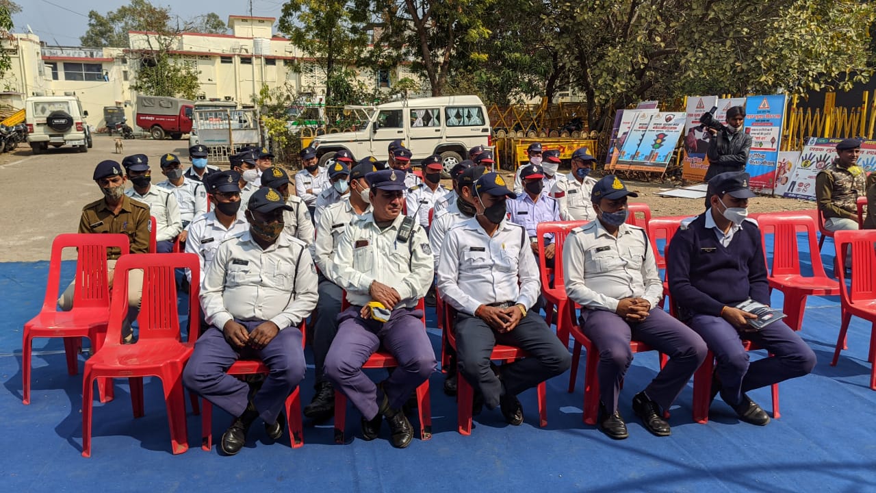 ट्रैफिक पुलिस के जवान ट्रेनिंग के दौरान।