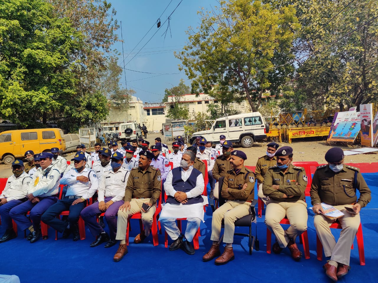 ट्रेनिंग के दौरान ट्रैफिक पुलिस के अधिकारी और जवान।