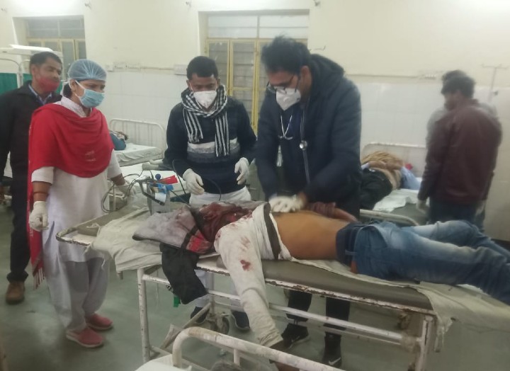 घायलों का कोटपूतली के अस्पताल में उपचार करते डॉक्टर और पैरामेडीकल स्टाफ।