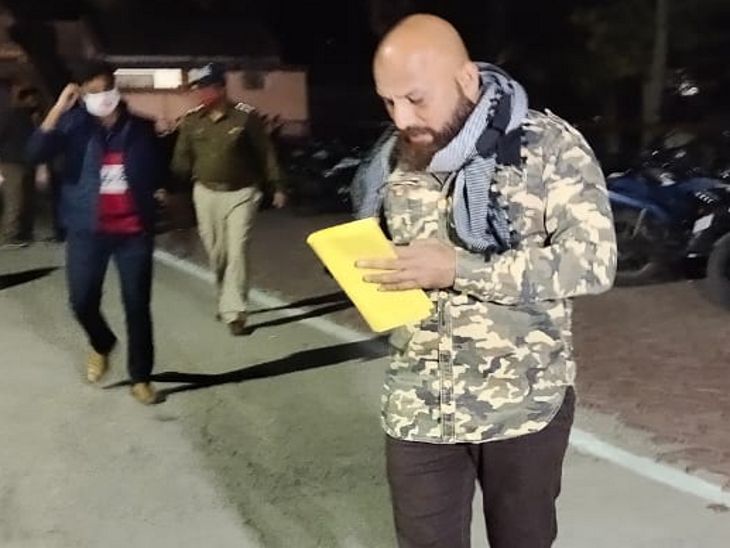 Farooqui's brother Jeth Pathan is also present outside the jail premises.