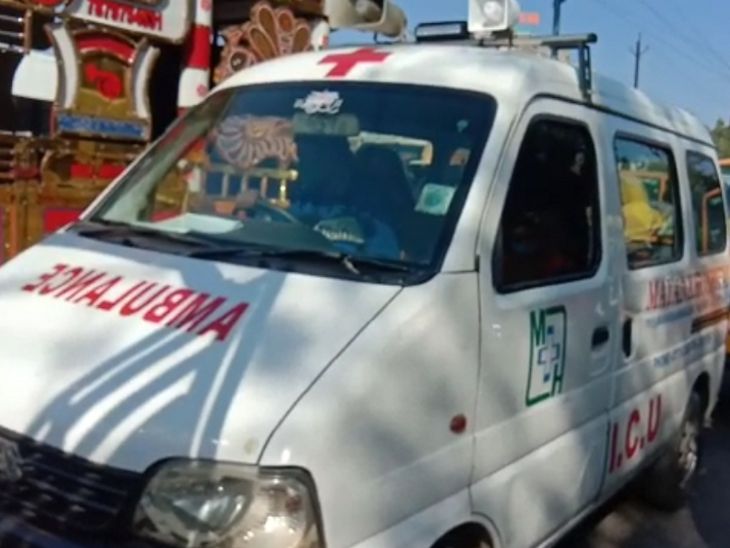 जाम में फंसी एंबुलेंस में एक महिला मरीज सवार थी।