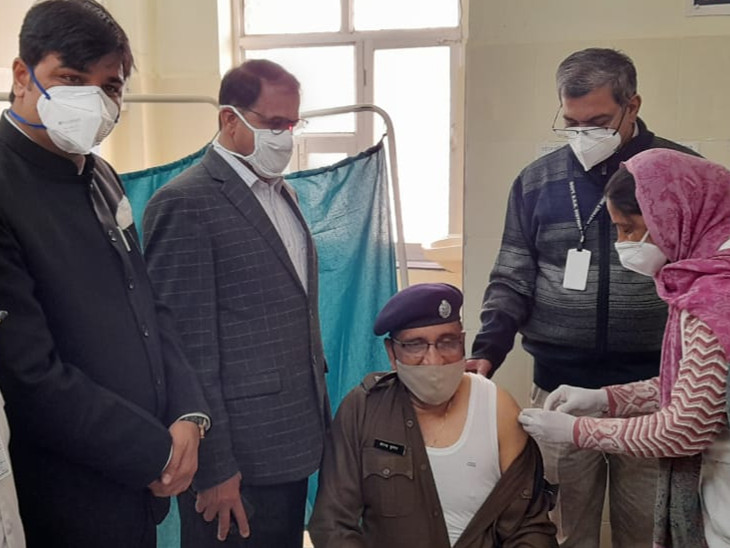 एडिशनल एसपी ने लगवाया टीका।