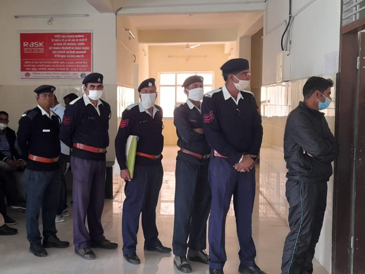 ट्रैफिक पुलिस भी वैक्सीनेशन के लिए पहुंची।