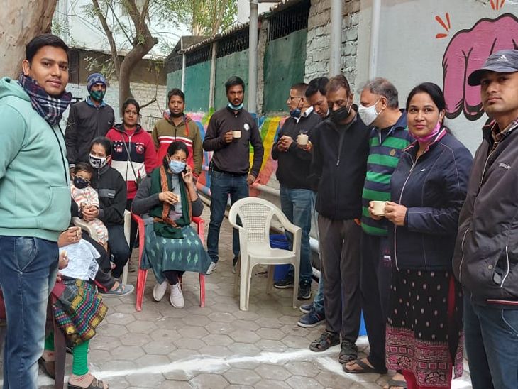 आयुक्त ने रहवासियों के साथ चाय पार्टी कर पौधारोपण भी किया।