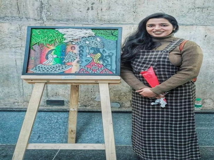 अपने आर्ट वर्क के साथ आकांक्षा गौर।