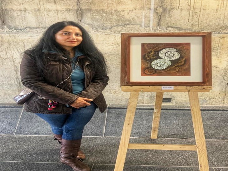 अपने आर्ट वर्क के साथ रितु सिंह।