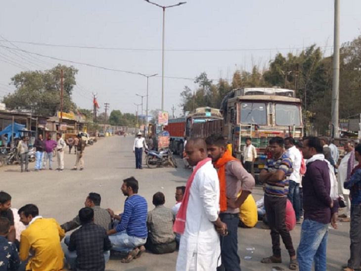 यह तस्वीर बिलासपुर के सिरगिट्टी में बन्नान चौक के पास की है। किसानों और कार्यकर्ताओं ने यहां चक्काजाम किया, लेकिन करीब डेढ़ से दो घंटे में ही उसे खत्म भी कर दिया।