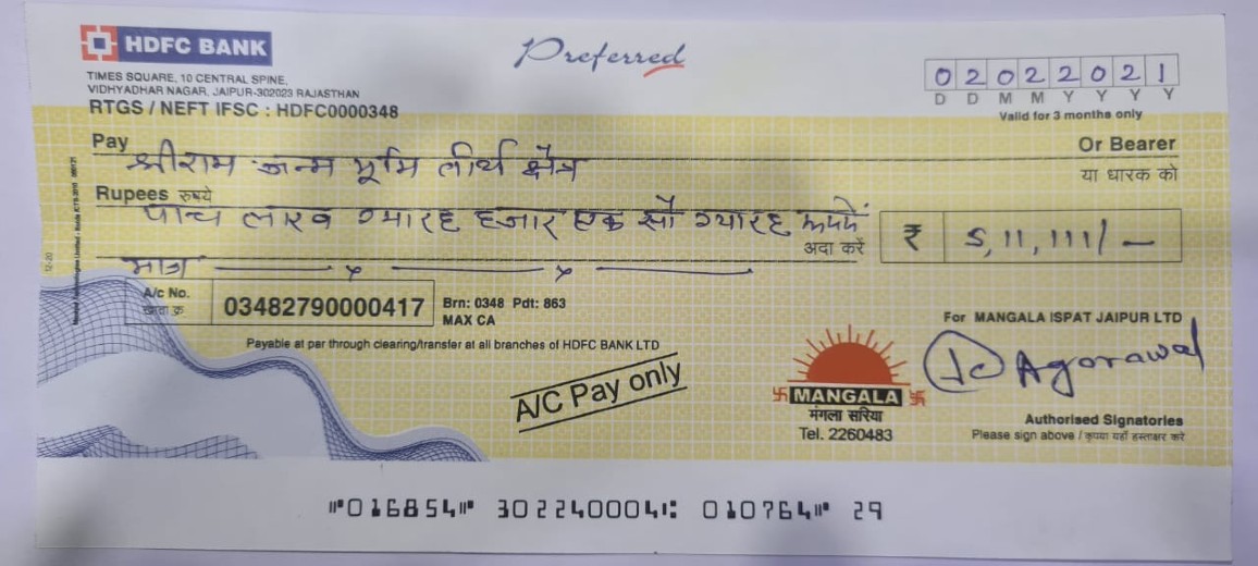 Sitaram Aggarwal has given a check for the cooperation amount in the name of his firm