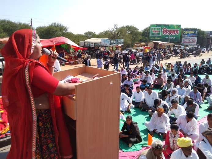 सीकर रोड पर हाईवे जाम करके हो रही किसान महापंचायत को संबोधित करतीं महिला किसान नेता