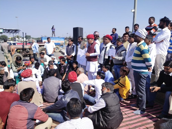 टाटियावास के पास हाईवे जाम करते कांग्रेस नेता और कार्यकर्ता