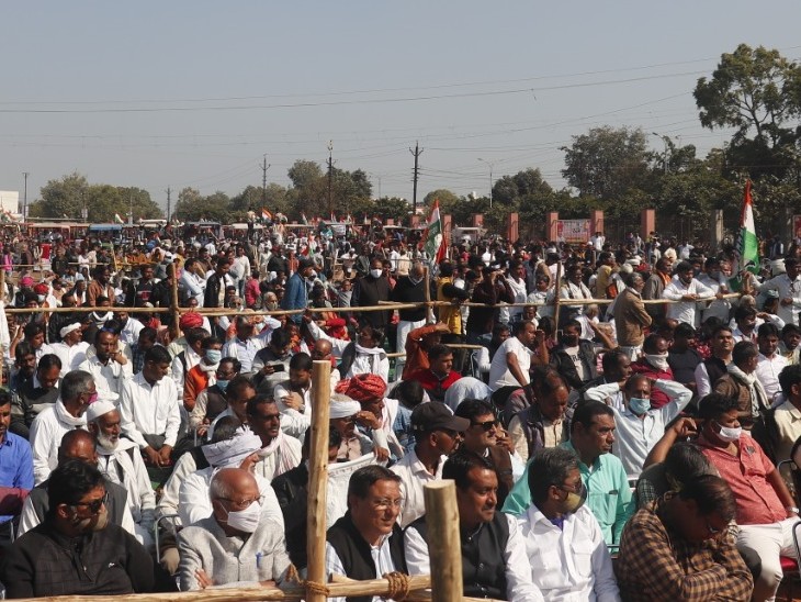 People from different areas reached the venue through a tractor rally