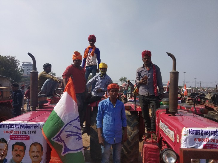 Most of the tractor drivers wore safas. There was also a tricolor flag on the tractor