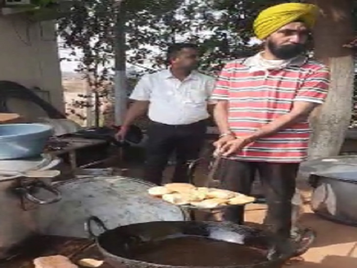 सड़क पर ही किसानों ने खाना खाया और कहा जरुरत पड़ी आगे और इस तरह के प्रदर्शन होंगे।