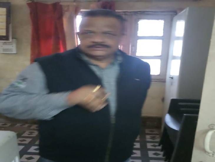 संयुक्त संचालक नगरीय प्रशासन एवं विकास जबलपुर में प्रभारी सहायक यंत्री आदित्य सिंह को रिश्वत लेते दबोचा गया।