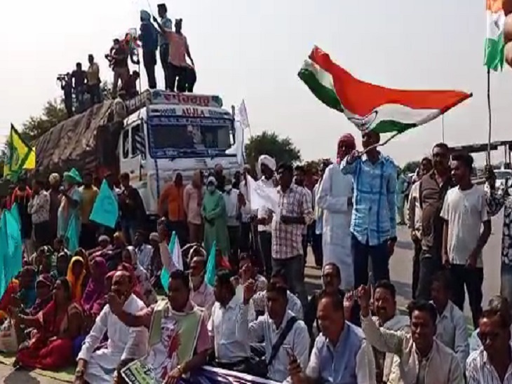 रायपुर जिले के आस-पास के ग्रामीण इलाकों के अलावा धमतरी, अभनपुर, धमधा जैसे हिस्सों से किसान शनिवार दोपहर रसनी पहुंचे। यहां बने टोल नाके पर सभी ने धरना दिया।
