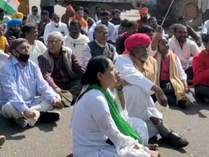 On the nationwide call, the Bharatiya Kisan Sangharsh Samiti blocked the Kapatan intersection