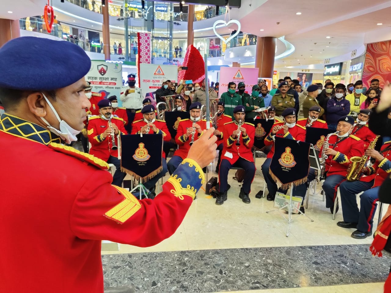 देशभक्ति के गीत पेश करता पुलिस बैंड।
