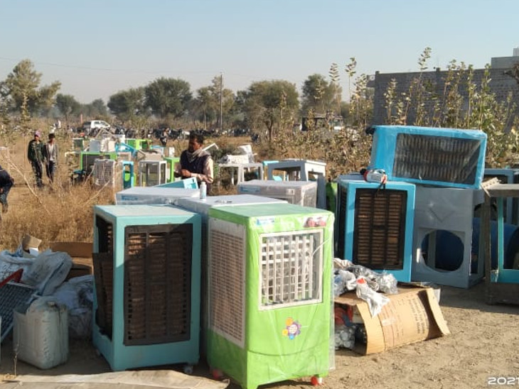 कुछ कूलर फैक्ट्री से बाहर निकाले गए।