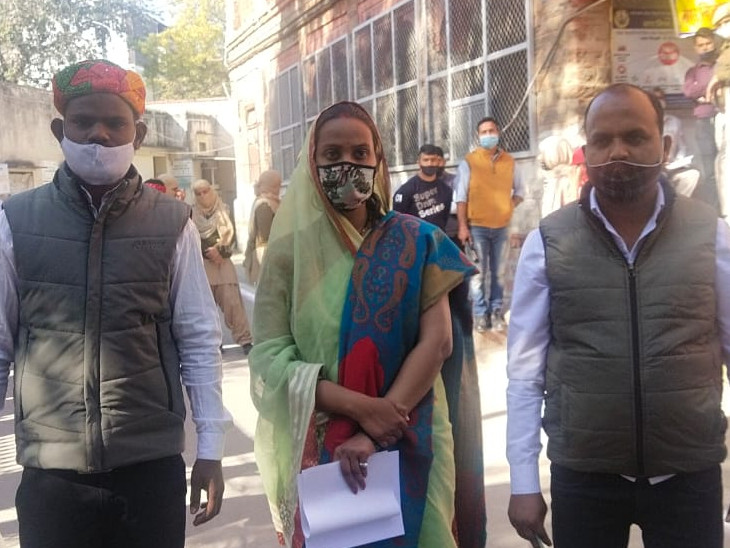 अजमेर में वोट डालने के लिए पहुंचे निर्दलीय।