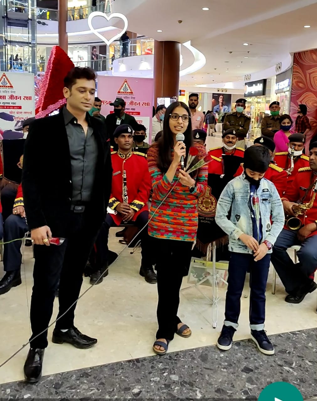 महती दीक्षित पंछी कविता पढ़ती हुई।