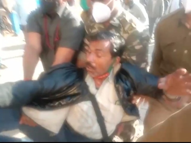 हंगामा करने वाले युवक को घसीटकर ले जाती पुलिस, उसे पड़ाव थाना में रखा गया है, यह उसका दूसरा आत्मदाह का प्रयास है