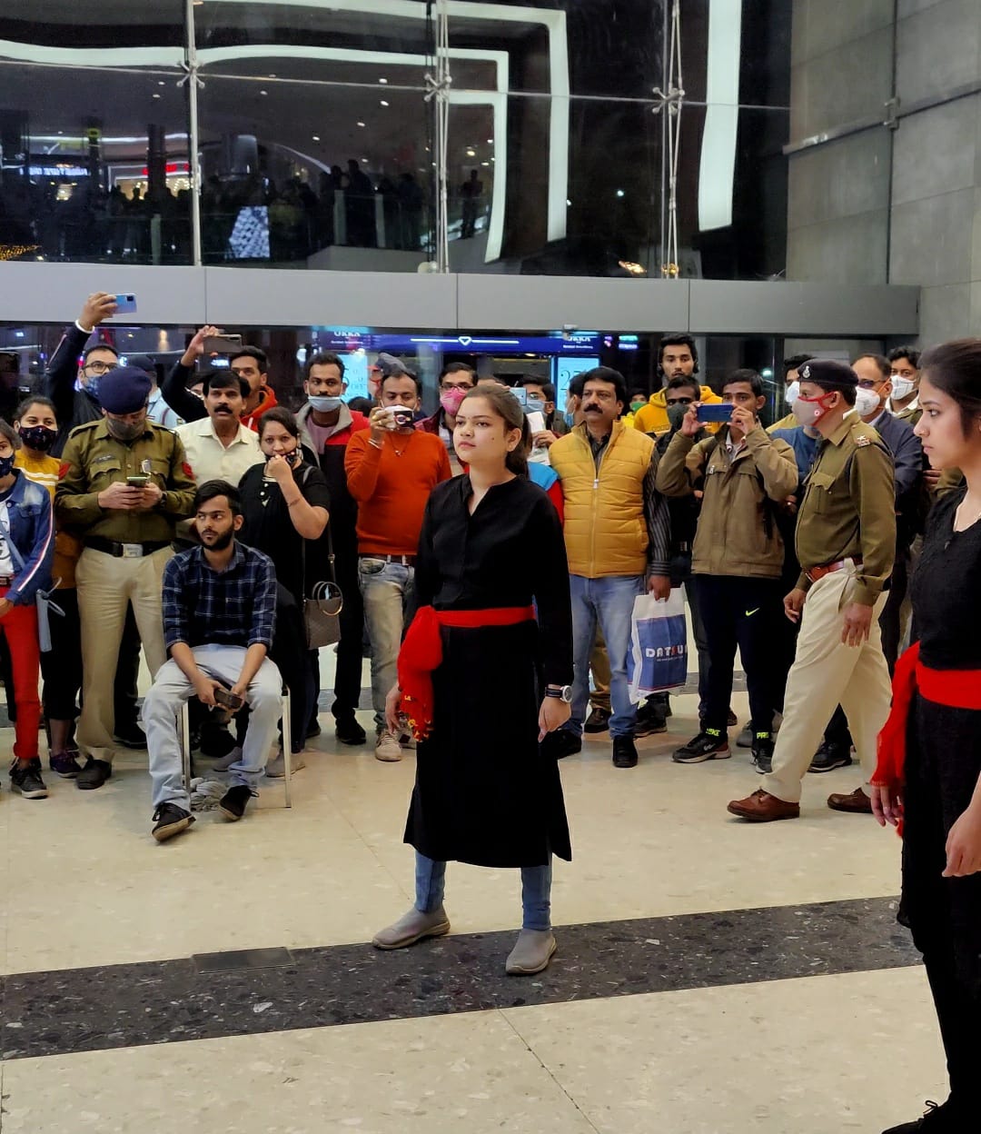 नुक्कड़ नाटक की प्रस्तुति देते कलाकार।