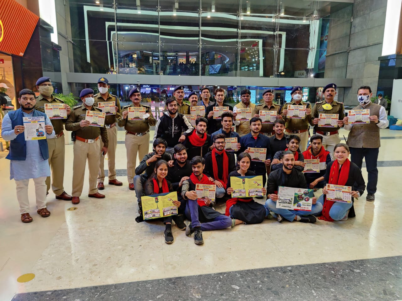 डीबी सिटी में युवा और पुलिस अधिकारी ट्रैफिक अवेयरनेस का संदेश देते हुए।