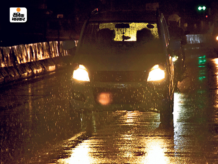 Ranchi received heavy rains last night, after which the cold has increased.