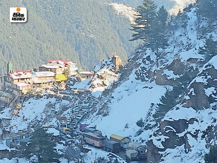 Shimla in Himachal is affected by the snowfall. There is also a thick layer of snow on the roads here.