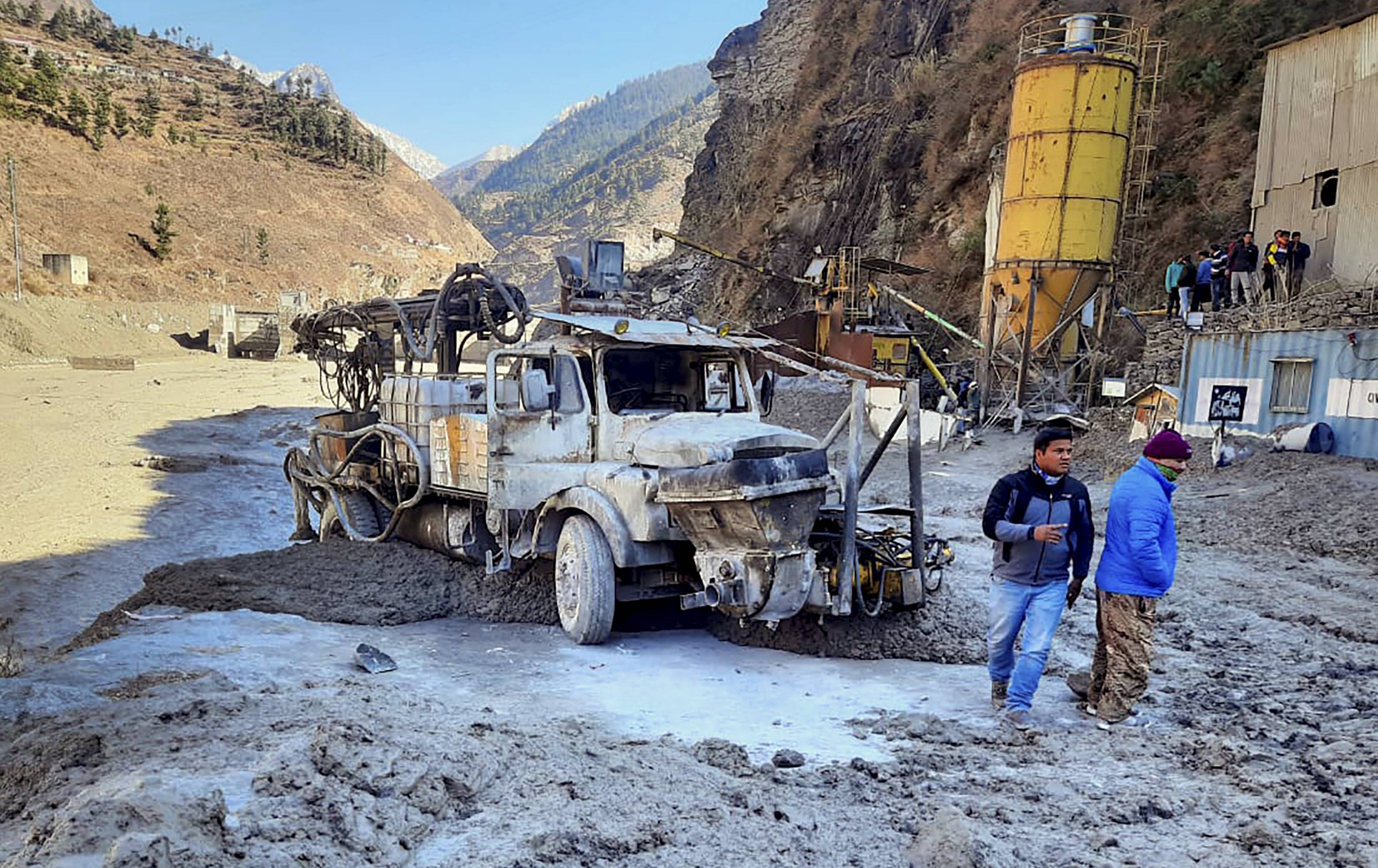 चमोली जिले के रैणी गांव में चल रहे धौलीगंगा हाइड्रोपावर प्रोजेक्ट को काफी नुकसान हुआ है। ग्लेशियरों को नुकसान से किस तरह के हादसे हो सकते हैं, चमोली की घटना इसकी गवाही है।