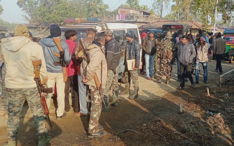 रविवार सुबह जब पुलिस पहुंची तो ग्रामीण हत्यारे की गिरफ्तारी की मांग करने लगे।