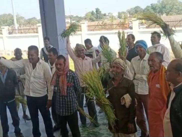 गेहूं की उपज को कचरा बताए जाने के बाद नारेबाजी करते आक्रोशित किसान।