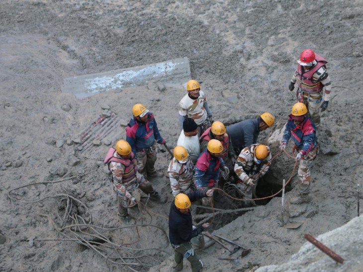 मलबे के अंदर फंसे लोगों को रस्सी की मदद से निकाला जा रहा है। अब तक 16 लोग जिंदा बचाए जा चुके हैं।