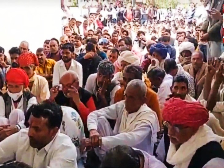 गजेंद्र सिंह शक्तावत के घर जुटी के समर्थकों की भीड़।