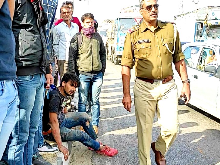 हादसे के बाद जाम हटवाती पुलिस की टीम।