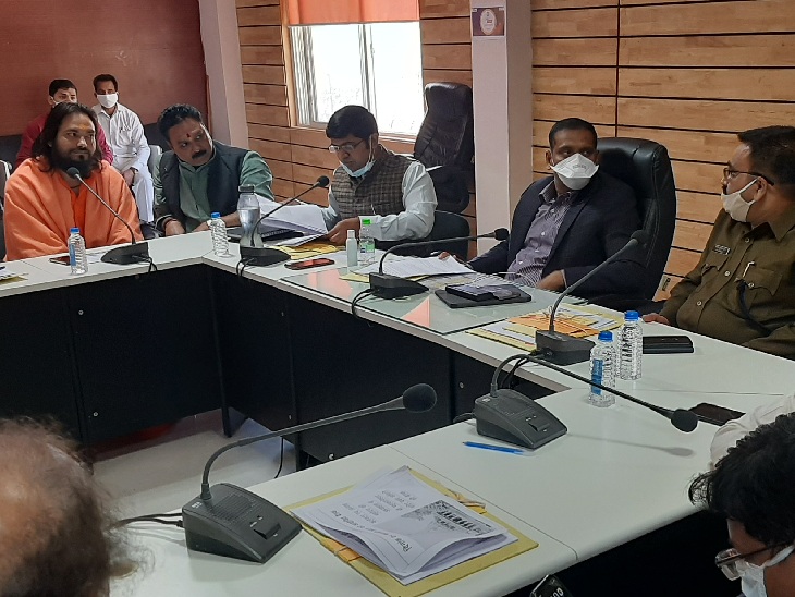 मंगलवार को मंदिर प्रबंध समिति की बैठक करते कलेक्टर आशीष सिंह।