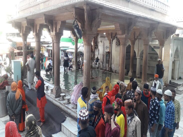 दरगाह में जायरीन