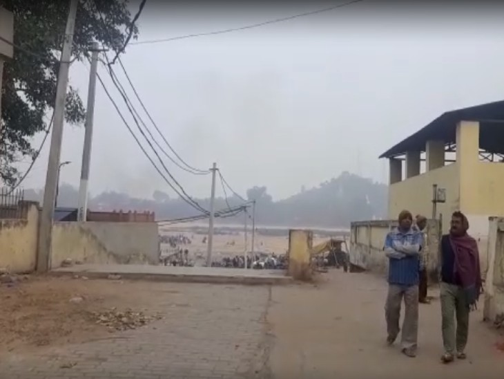 घाट के नीचे फल्गु नदी में सजी कफन और लकड़ी की दुकान।
