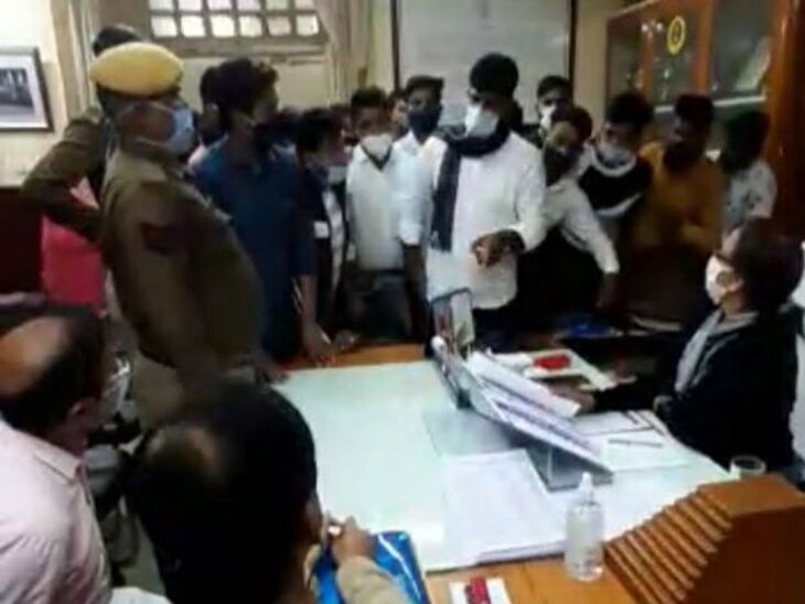 प्राचार्य को ज्ञापन सौंपते छात्र
