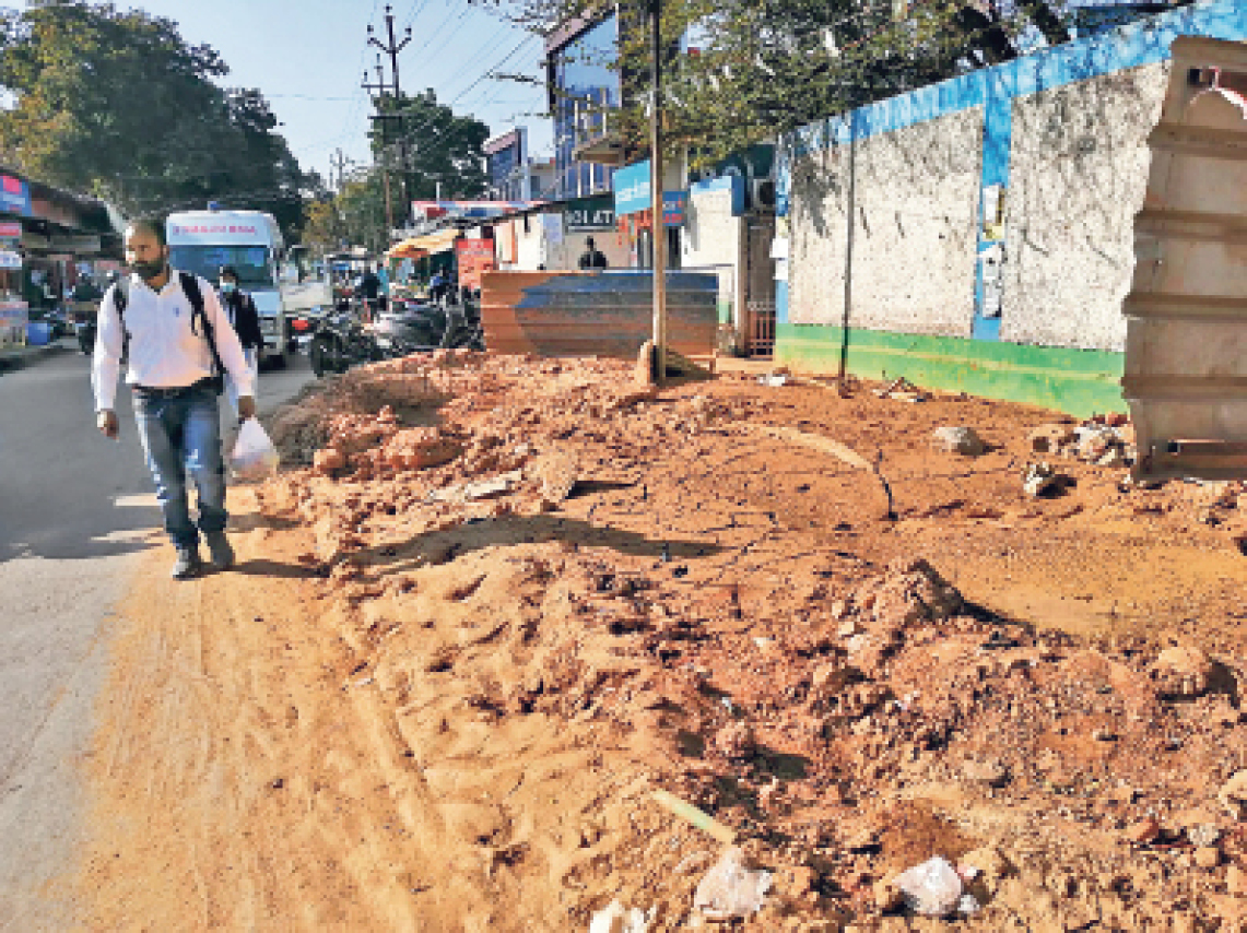 बहू बाजार...सिर्फ मिट्टी से ढंका गड्ढा